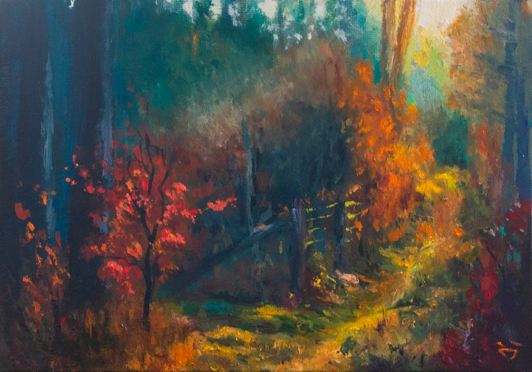 Картина осеннего леса. В тёмной густой чаще под лучами солнца ярко горят деревья с красной и оранжевой листвой. По центру — сияющая золотая тропа из опавших листьев. На ветвях видна золотистая паутина