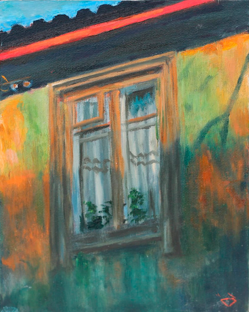 Картина: вид снизу вверх на окно деревенского дома с ситцевыми занавесками и цветком на подоконнике. Стены дома обшарпаны, вверху — полоска голубого неба. Общее настроение — лёгкая тревога и неопредел