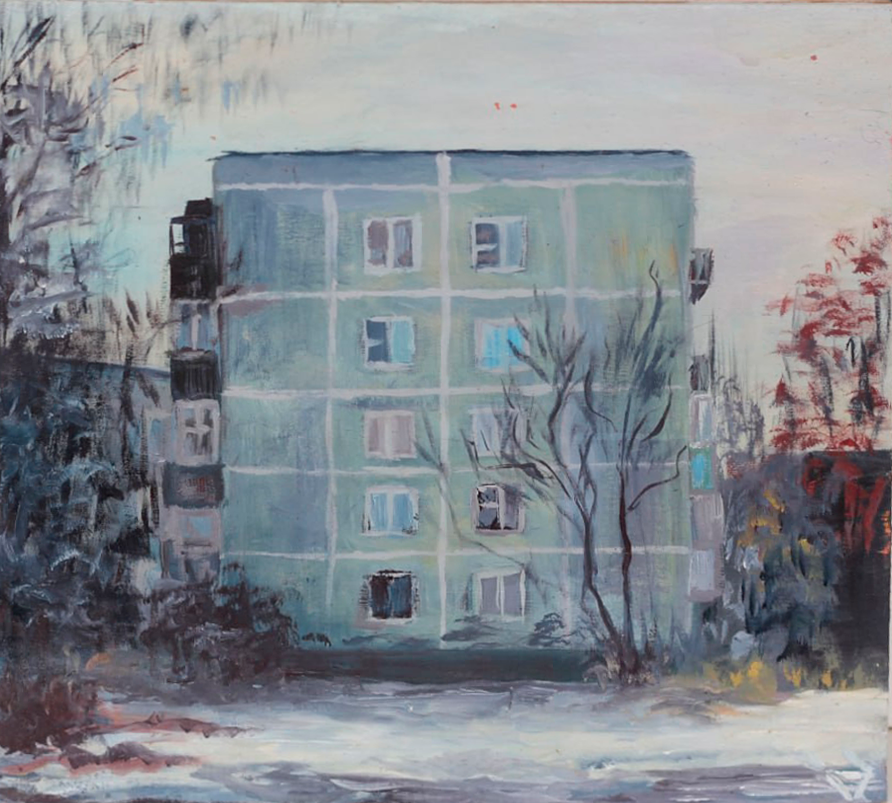 На картине изображён зимний типовой панельный дом. Видны окна с разными рамами, балконы и отражение неба. Работа выполнена в тёплой цветовой гамме, передающей ощущение уюта и памяти.