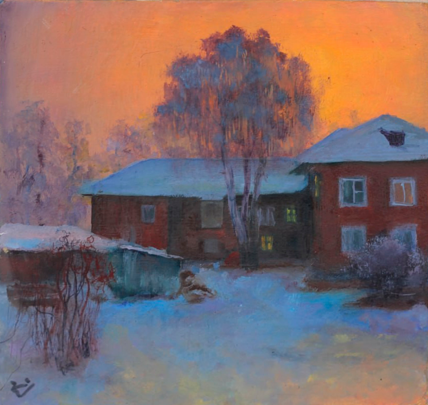 Маленькая картина: зимний вечерний двор с искрящимся фиолетово-голубым снегом и тёмно-оранжевым небом. В окнах домов горит тёплый свет. Формат 15х15 см.